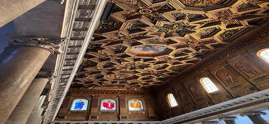 Basilica di Santa Maria in Trastevere (interno e soffitto) - Roma Basilica di Santa Maria in Trastevere (interno e soffitto) - Roma