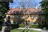 Der Stifter im Blick: Jakob Fugger wacht als Bronzebüste über seine visionäre Sozialsiedlung in Augsburg.